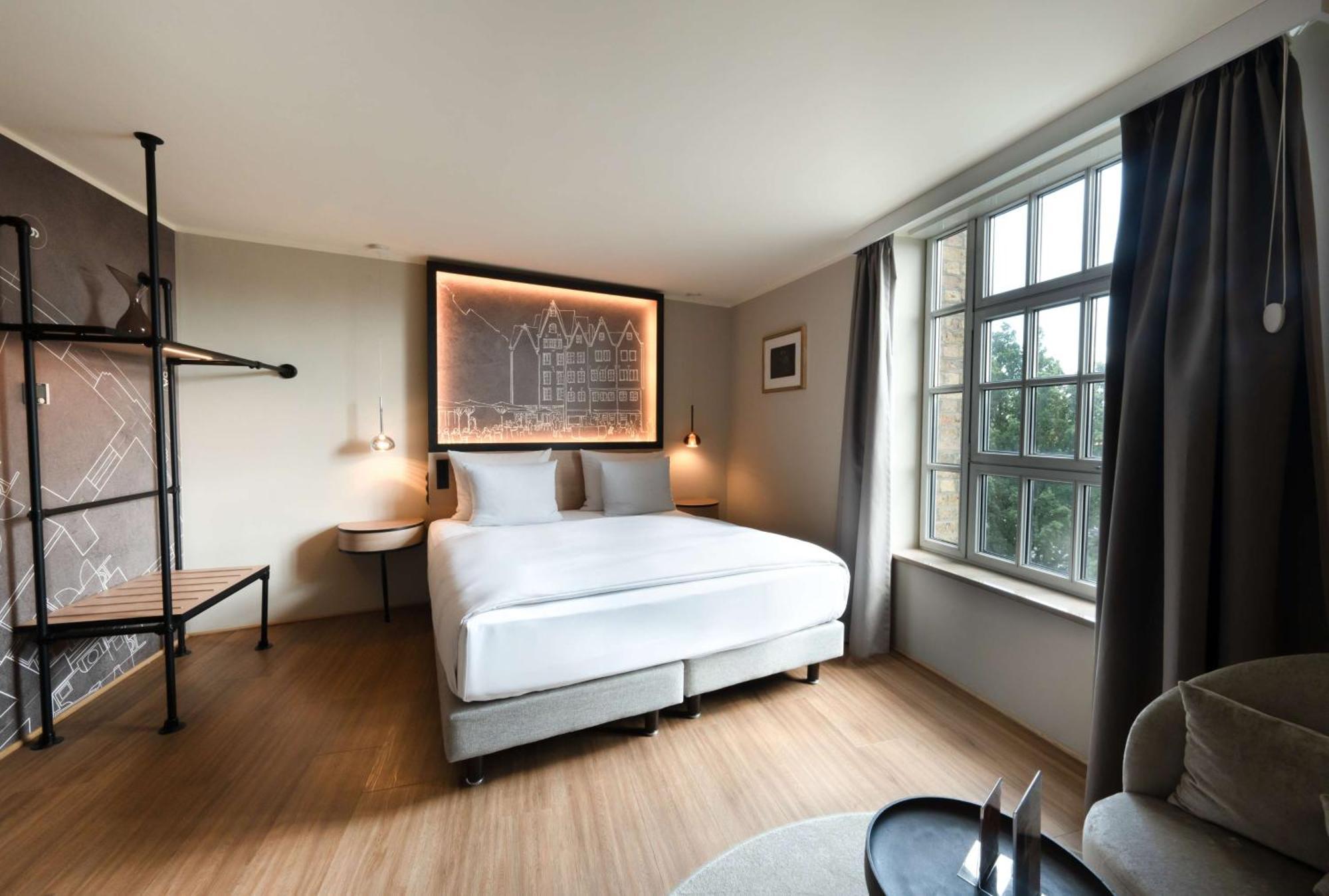Wasserturm Hotel Cologne, Curio Collection By Hilton Bagian luar foto