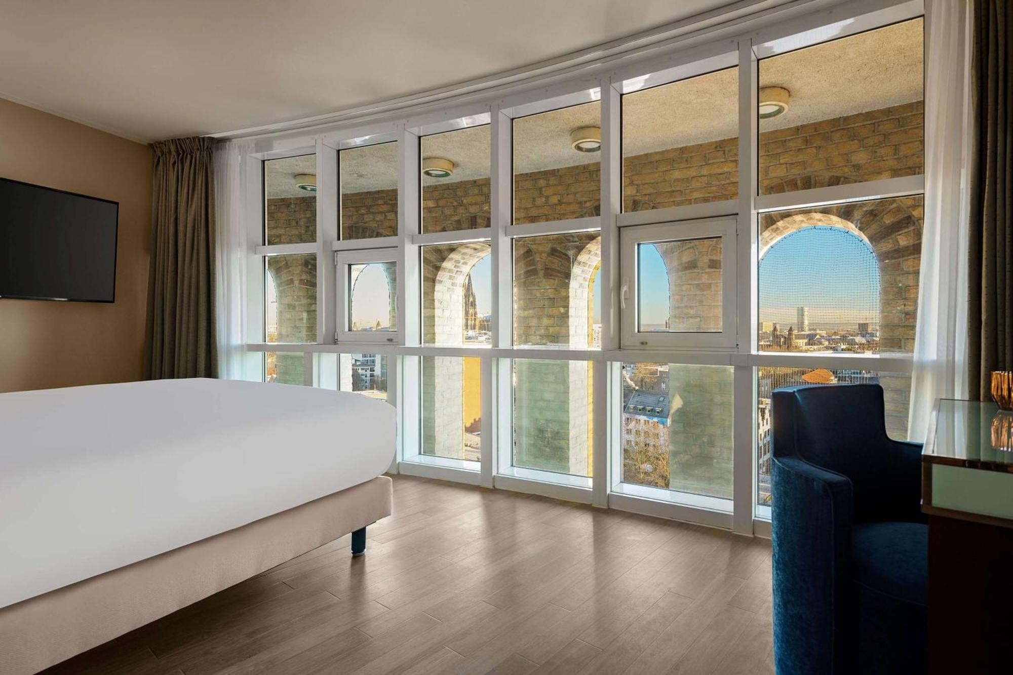 Wasserturm Hotel Cologne, Curio Collection By Hilton Bagian luar foto