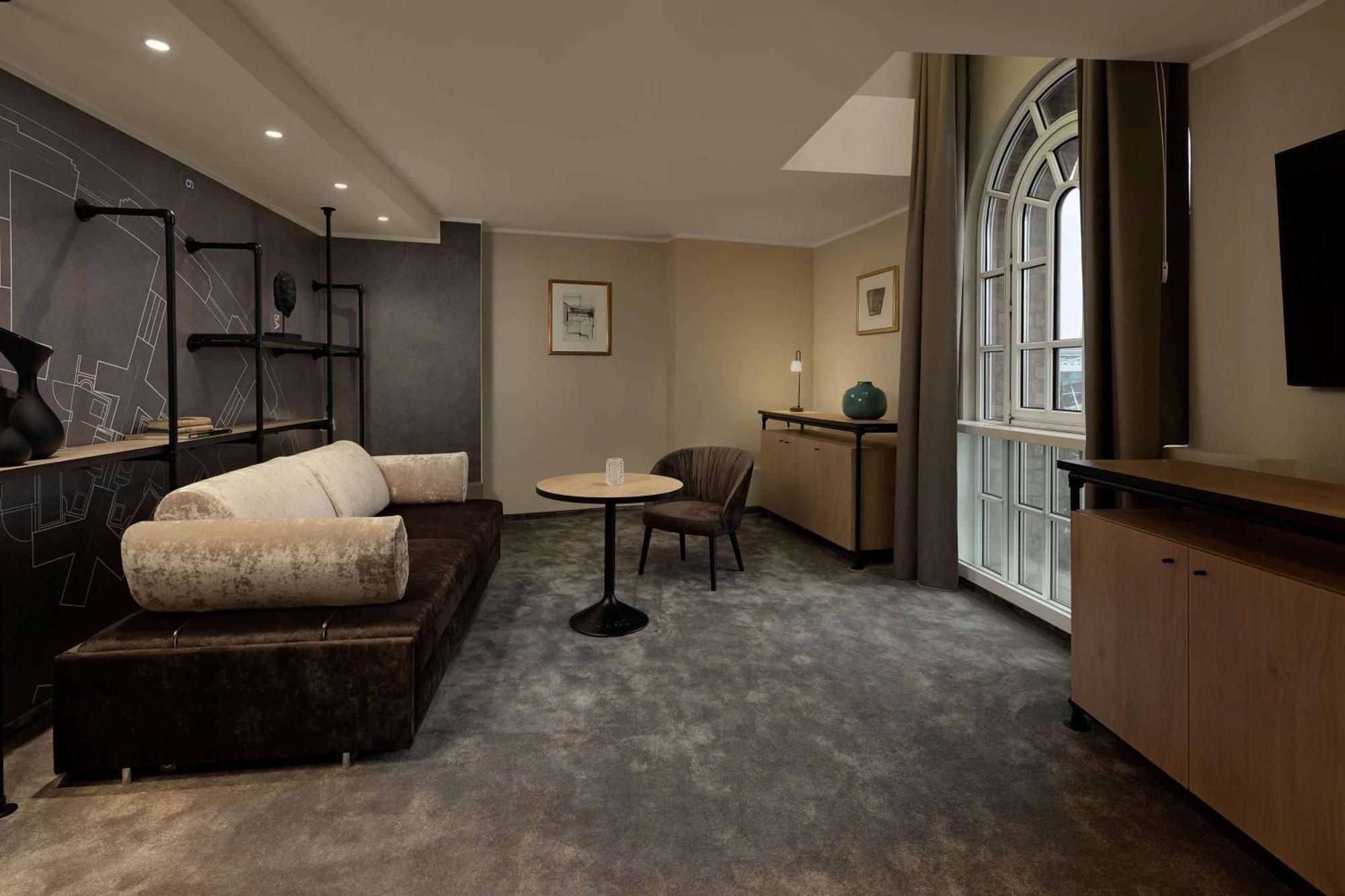 Wasserturm Hotel Cologne, Curio Collection By Hilton Bagian luar foto