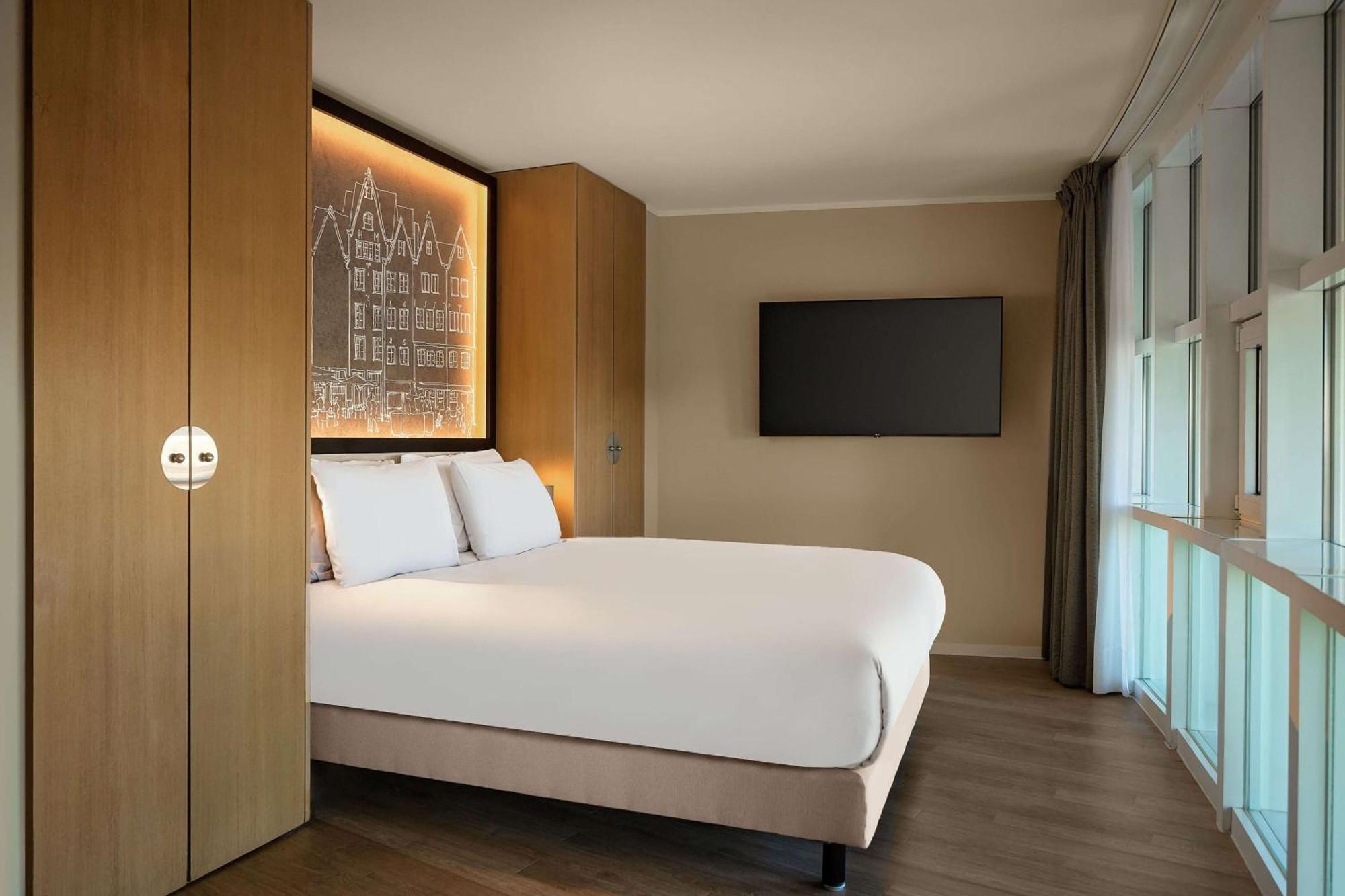 Wasserturm Hotel Cologne, Curio Collection By Hilton Bagian luar foto