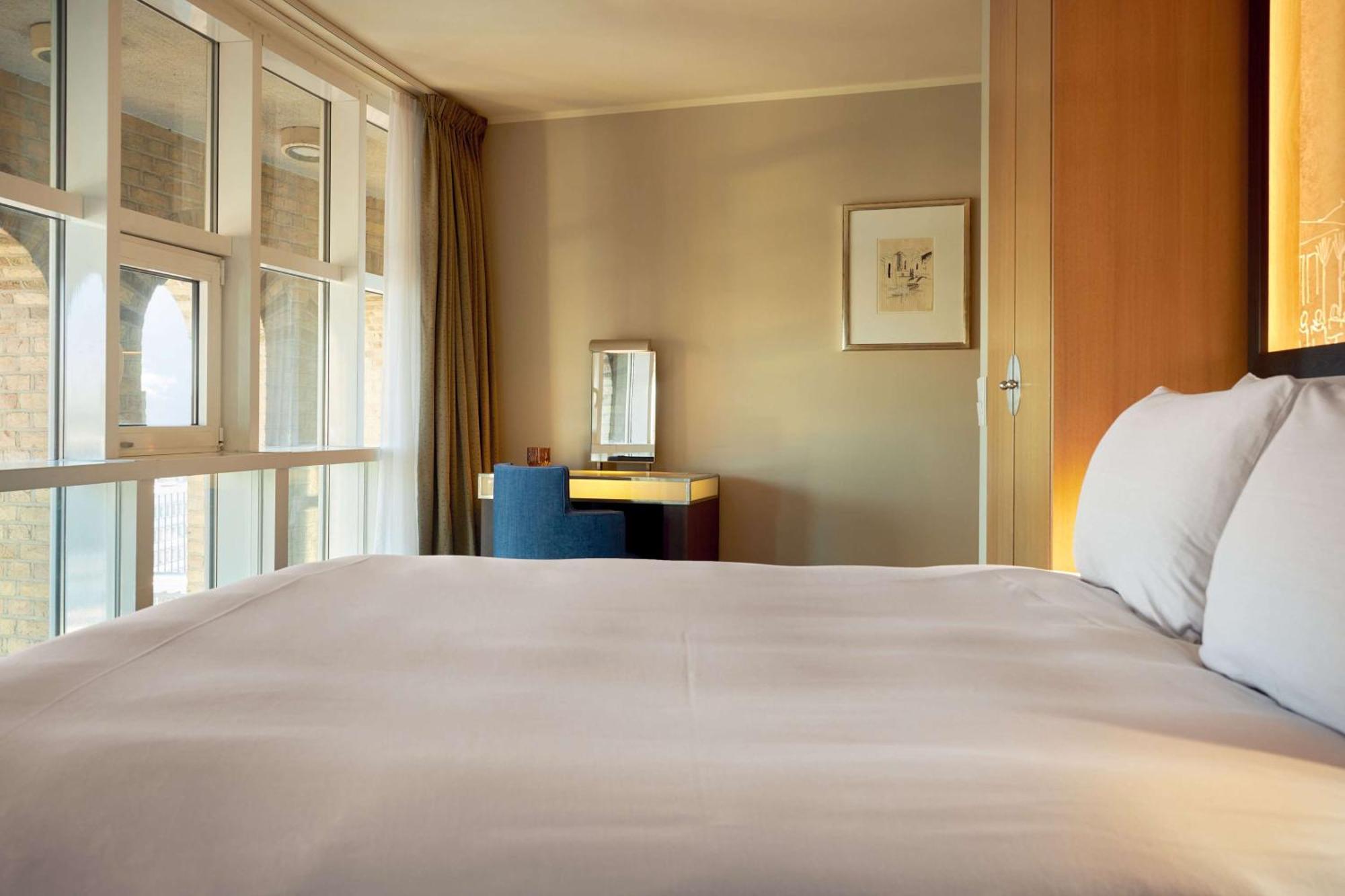 Wasserturm Hotel Cologne, Curio Collection By Hilton Bagian luar foto