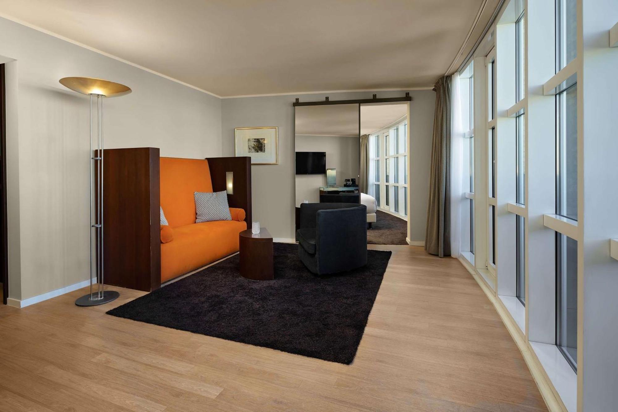 Wasserturm Hotel Cologne, Curio Collection By Hilton Bagian luar foto